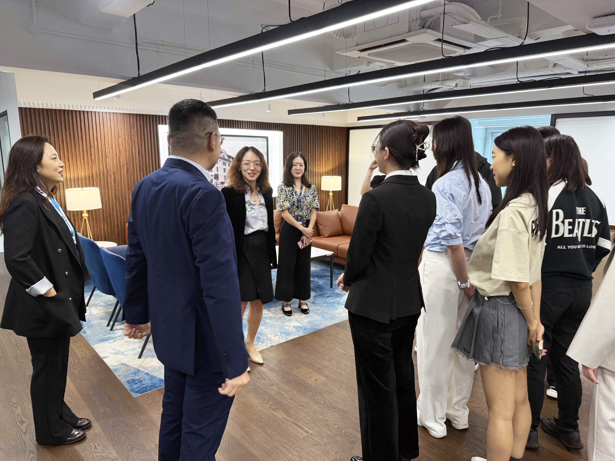 Participants engaging in an interactive discussion with Ms Hannah Wee and Ms Zhao Yue from Singapore International Arbitration Centre (SIAC) following their insightful presentation.