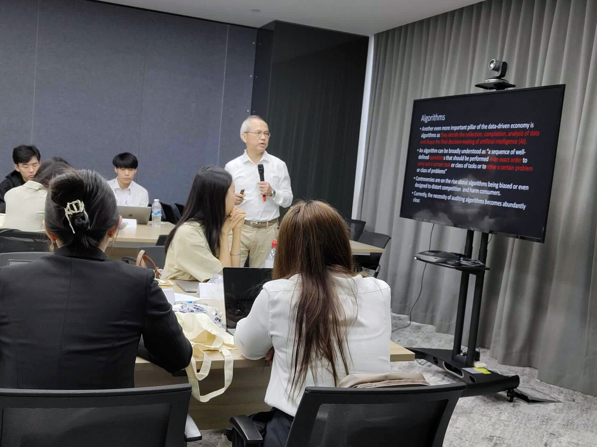 Professor Dr. Liu Kung-Chung from Singapore Management University conducting a comprehensive lecture on data regulatory opportunities and challenges