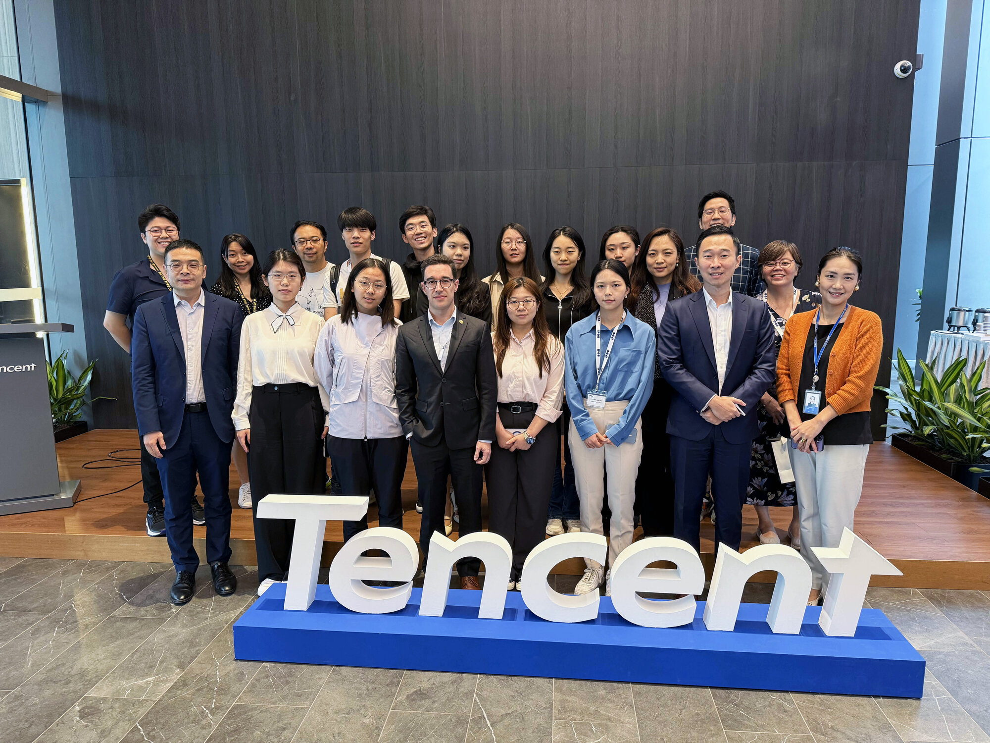 Mr Yee Ler Lau (Head of Public Affairs & Global Policy APAC, Tencent) and his team together with programme participants at the Tencent Singapore office during their learning visit.