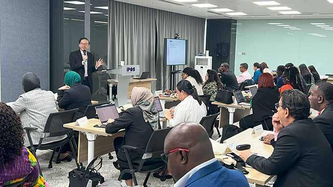 Associate Professor Goh Puay Guan (NUS Business School) delved into the key drivers and challenges of Industry 4.0.