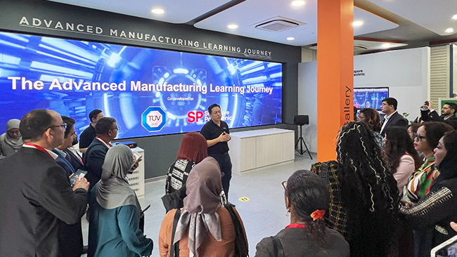 Dr Lee Kim Kheng (Centre Director, Advanced Manufacturing Centre at Singapore Polytechnic) shared insights on equipping the next-gen workforce with digital skills with the participants.