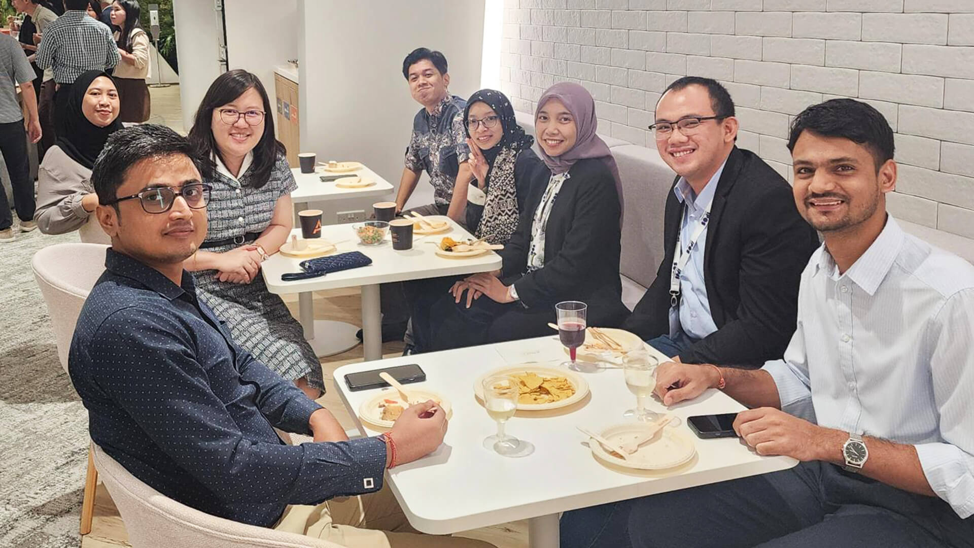 Participants networking and deepening connections with peers and industry experts during the SEAD Course 2024 welcome dinner and closing reception
